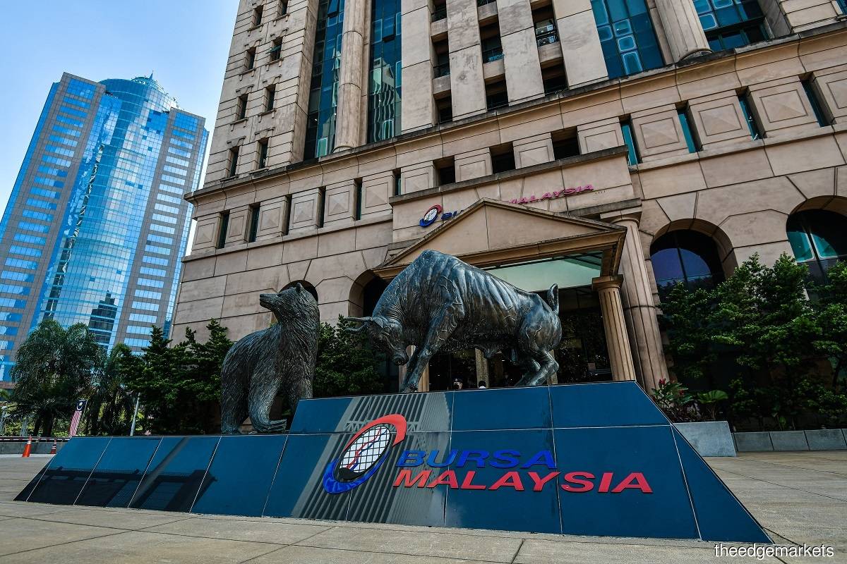 On a weekly basis, the FBM KLCI of Bursa Malaysia reduced 1.75 points to 1,504.44 on Friday (Aug 19), from 1,506.19 at the end of the previous week, mainly influenced by external factors. (Photo by Zahid Izzani Mohd Said/The Edge)